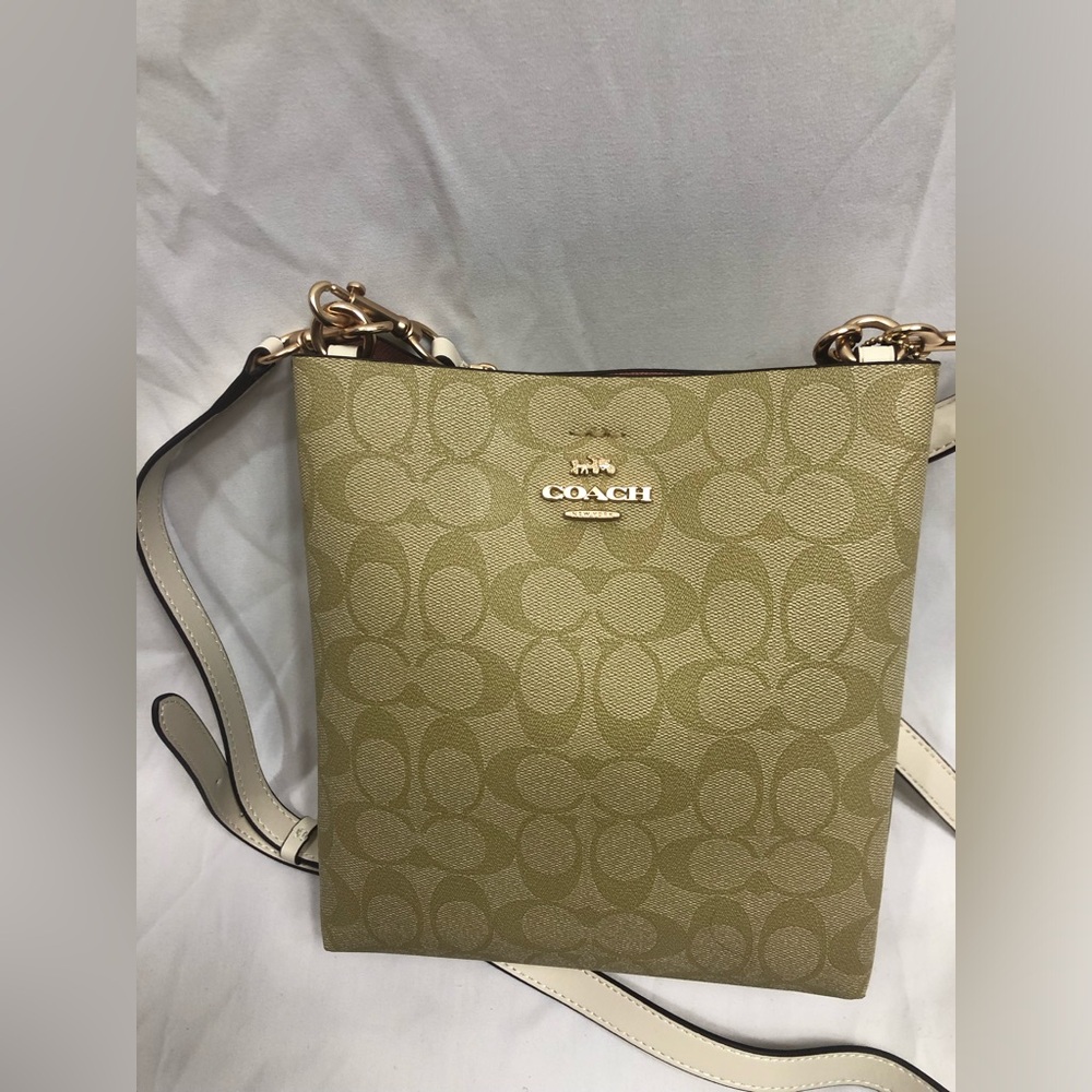 Coach Mollie Bucket Bag 22
In Signature Canvas